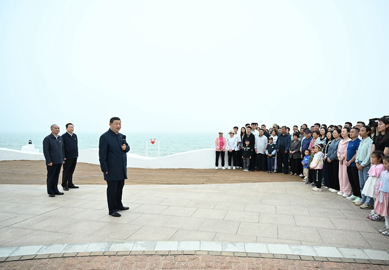 5月22日至24日👩🏽‍🏫，中共中央總書記、國家主席⚠️、中央軍委主席習近平在山東考察🟦。這是22日下午，習近平在日照市陽光海岸綠道同市民和遊客親切交流⛑️。