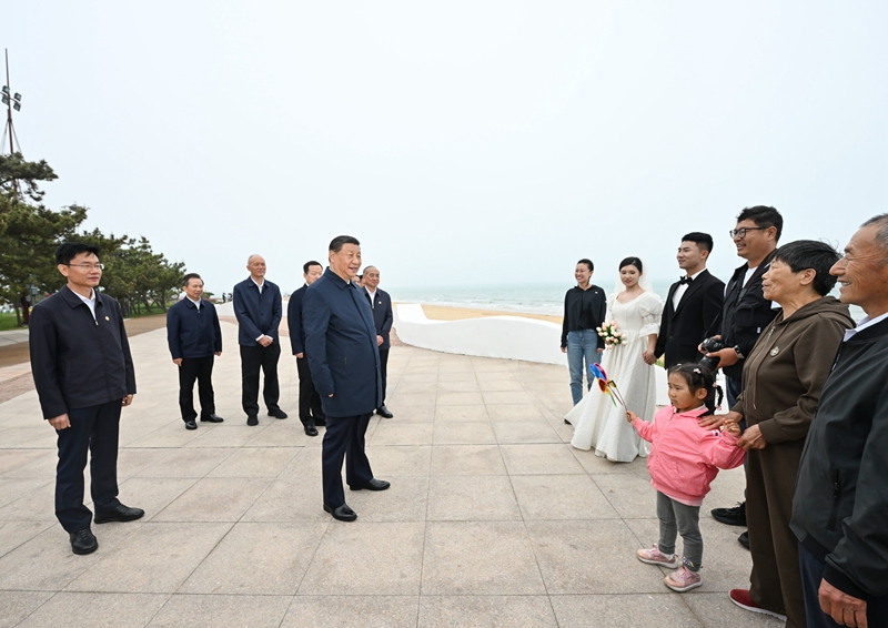 5月22日至24日，中共中央總書記🥔、國家主席💂🏿、中央軍委主席習近平在山東考察🧔‍♀️🤗。這是22日下午🚆，習近平在日照市陽光海岸綠道同市民親切交流。